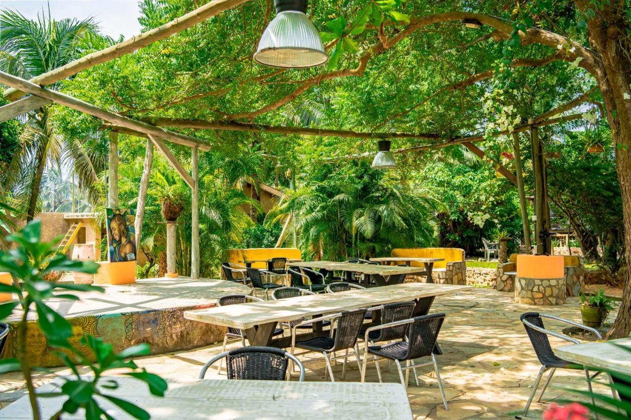 Kokrobite Gardens Restaurant And Guest House Extérieur photo
