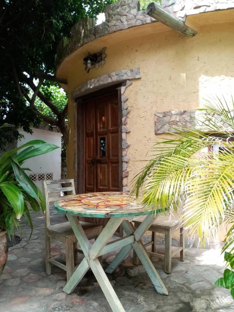 Kokrobite Gardens Restaurant And Guest House Extérieur photo