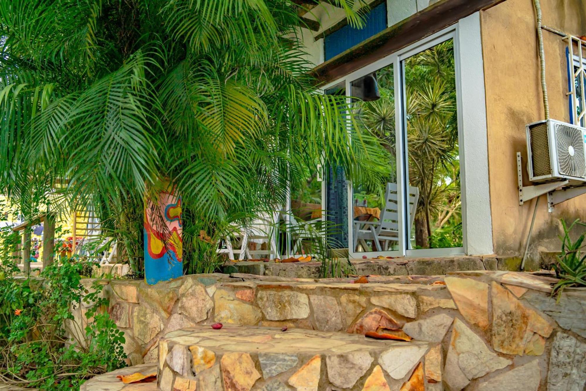 Kokrobite Gardens Restaurant And Guest House Extérieur photo